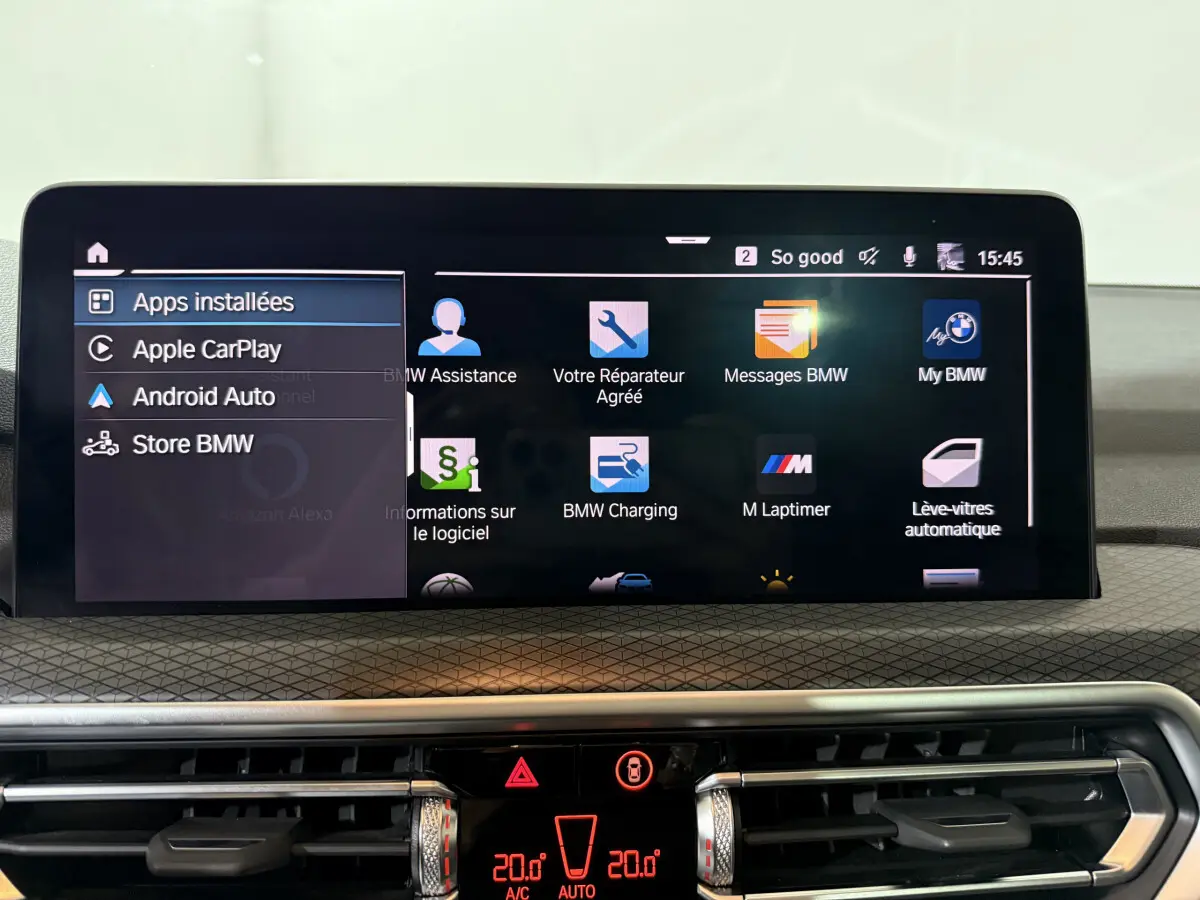 Écran tactile central du tableau de bord du BMW X3 xDrive30e 2023 affichant les applications connectées.