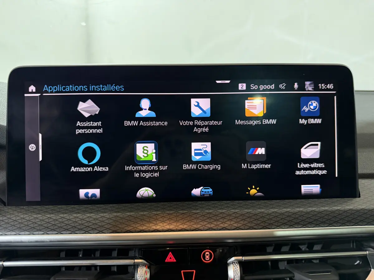 Écran tactile central du BMW X3 xDrive30e 2023 affichant les applications connectées à bord