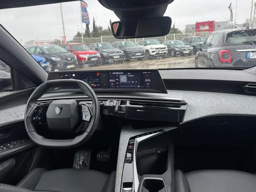 Vue intérieure avant du Peugeot 3008 Hybrid 145 e-DCS6 Allure noir 2025, avec tableau de bord numérique et volant compact.