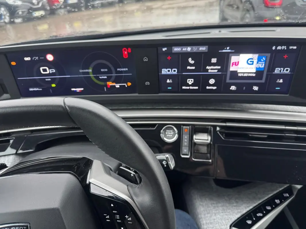 Vue intérieure du tableau de bord du Peugeot 3008 Hybrid 145 e-DCS6 Allure 2025, avec cockpit numérique et écran tactile.