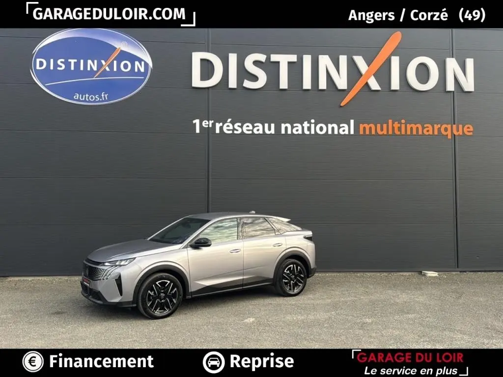 Peugeot 3008 1.2 Hybrid 136 Allure gris clair en 3/4 avant droit, avec phares et jantes noires distinctives.