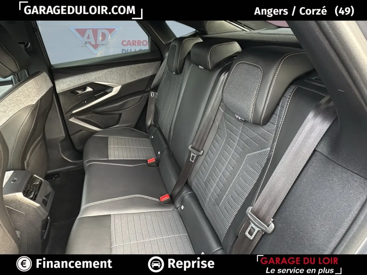 Vue intérieure des sièges arrière en cuir noir et tissu gris du Peugeot 3008 1.2 Hybrid 136 Allure 2024.