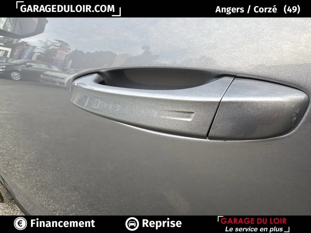 Poignée de porte côté gauche gris clair du Peugeot 3008 1.2 Hybrid 136 E-DCS6 Allure 2024 en gros plan.