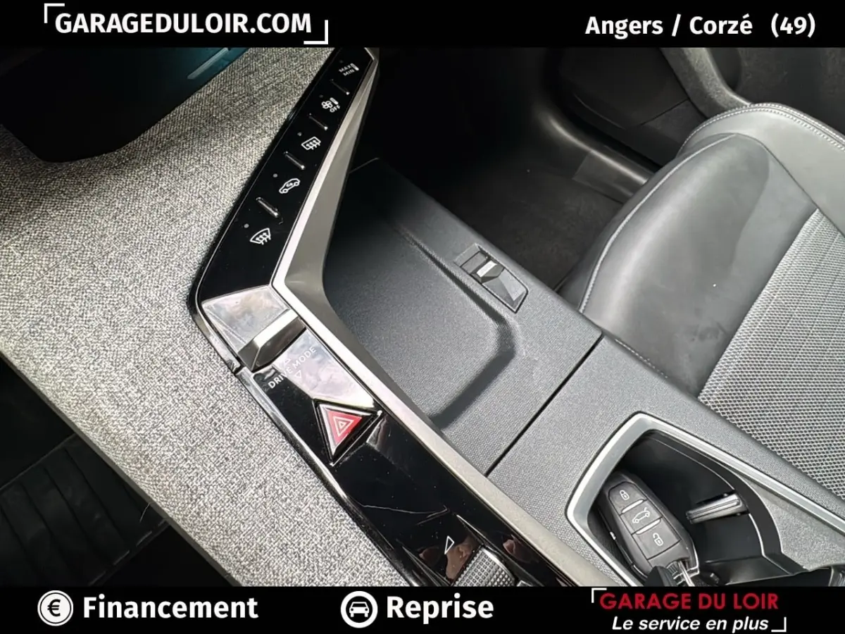 Vue intérieure du Peugeot 3008 2024, console centrale avec boutons de contrôle et siège gris clair partiel visible.
