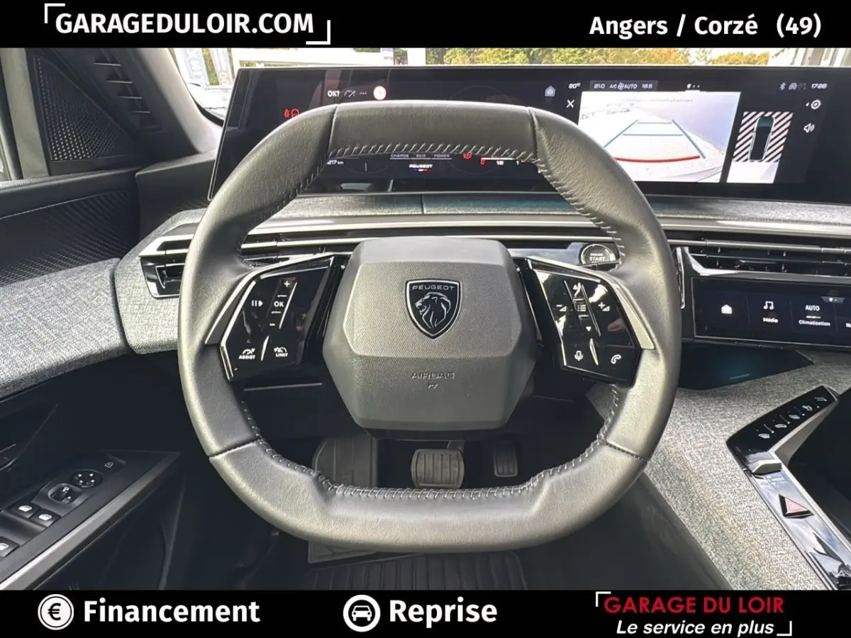 Vue intérieure centrée sur le volant cuir du Peugeot 3008 1.2 Hybrid 136 Allure avec tableau de bord numérique.