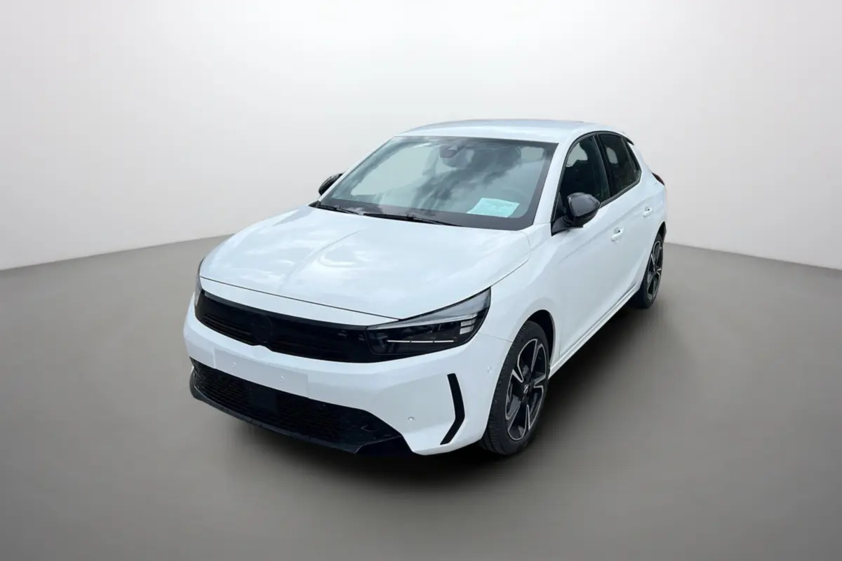 Opel Corsa Hybrid blanc kontur vue 3/4 avant droit avec jantes alu noires et calandre noire distinctive.