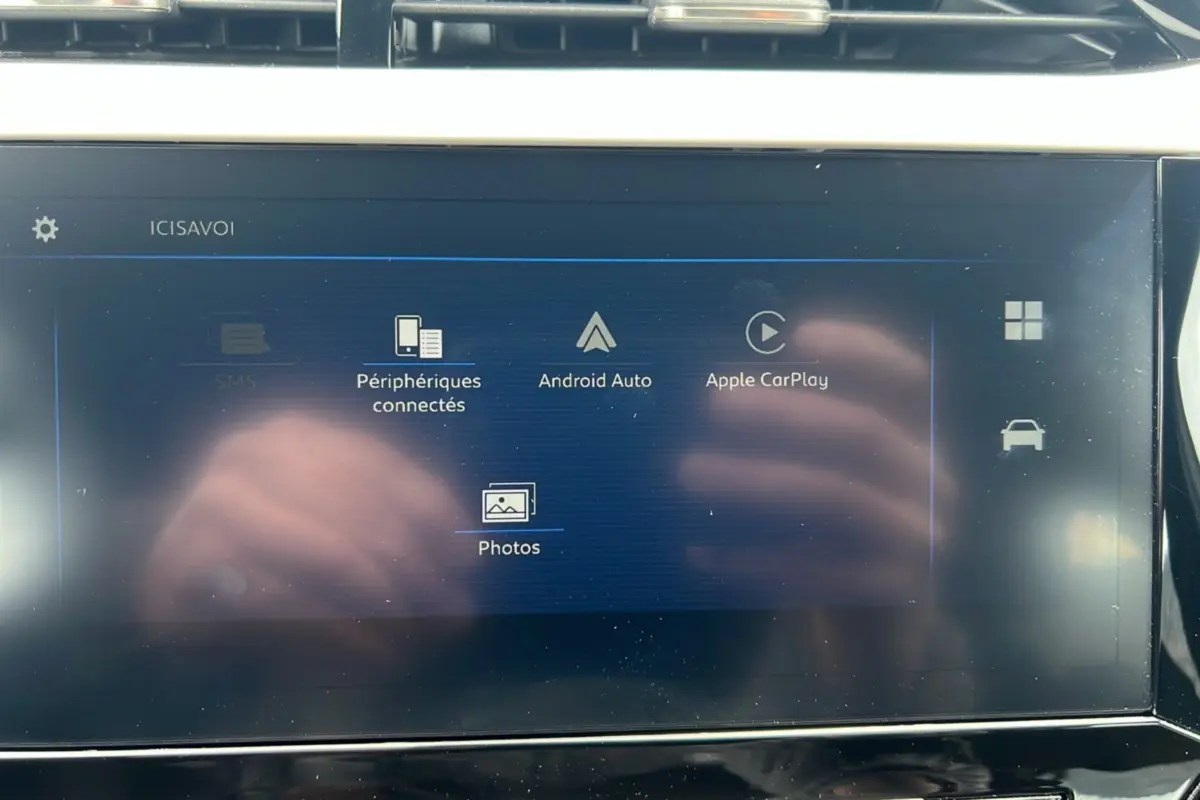 Écran tactile 10 pouces de l’Opel Corsa Hybrid blanc Kontur affichant Android Auto et Apple CarPlay.