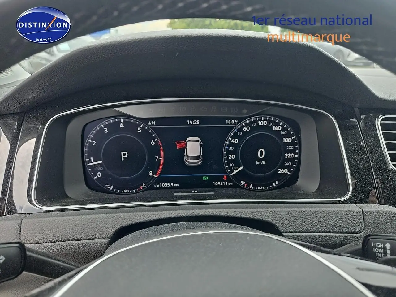 Vue rapprochée du tableau de bord numérique de la Volkswagen Golf blanche, affichant compte-tours et vitesse à 0 km/h.