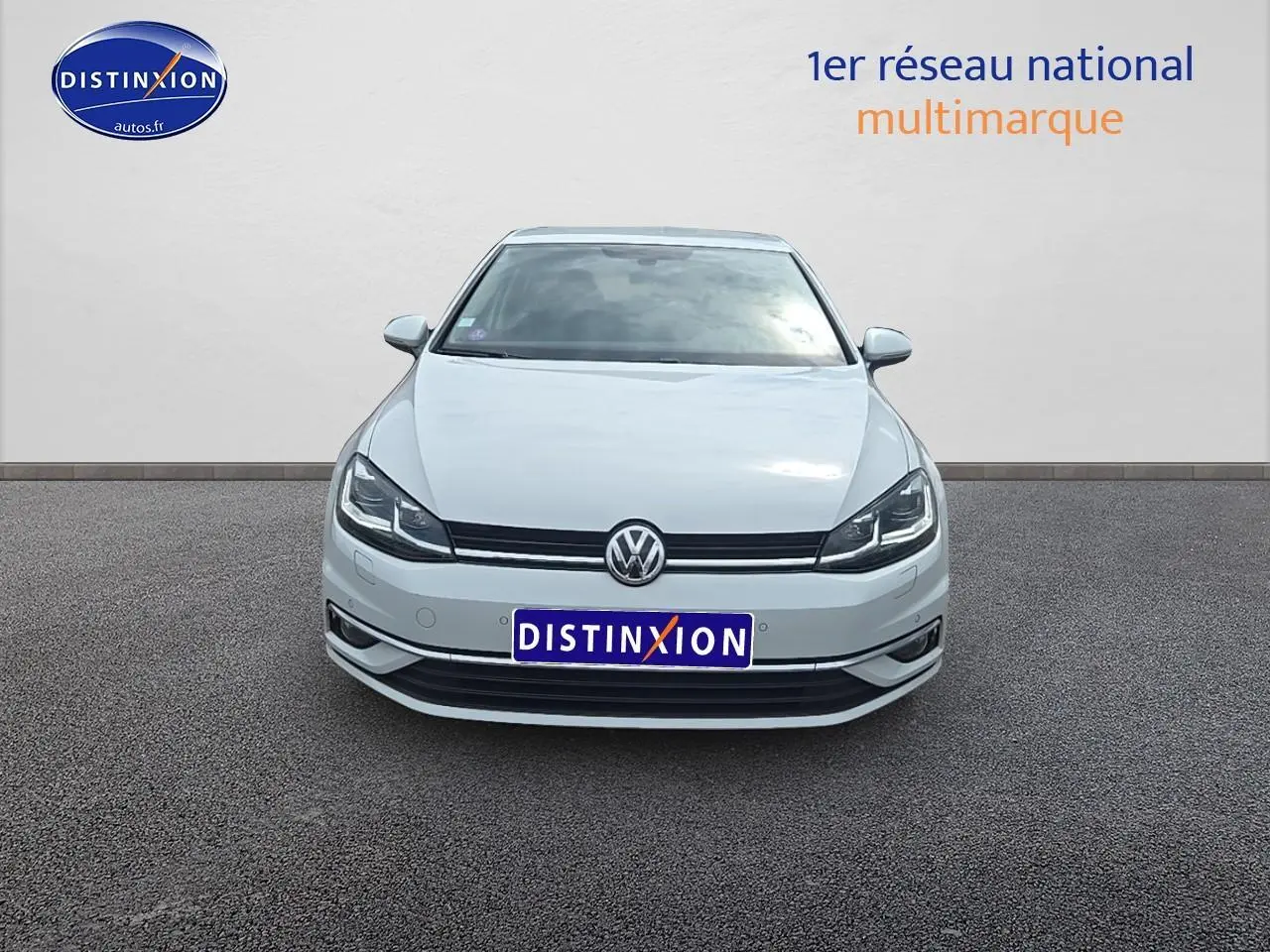 Vue avant d'une Volkswagen Golf blanche 2019 avec phares LED et calandre noire brillante.