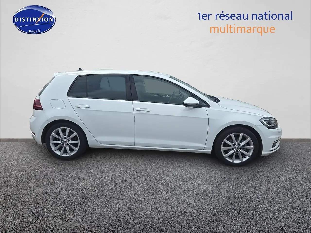 Volkswagen Golf blanc vue de profil côté gauche sur fond neutre avec jantes alliage et vitres teintées.