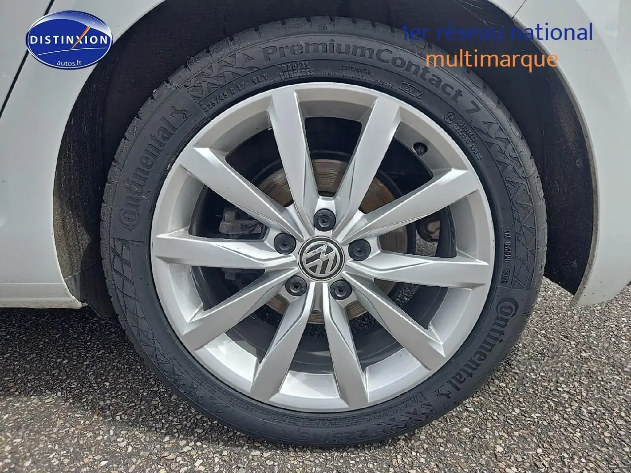 Gros plan sur la jante alu avant droite blanche d'une Volkswagen Golf 1.5 TSI Evo 2019, pneu Continental visible.