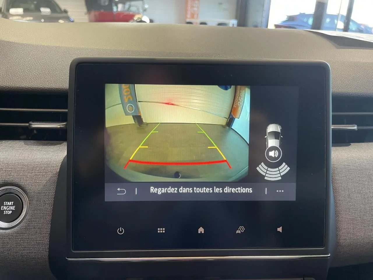 Écran tactile intérieur affichant la caméra de recul d'une Renault Clio 1.5 Blue dCi, vue de face du tableau de bord.