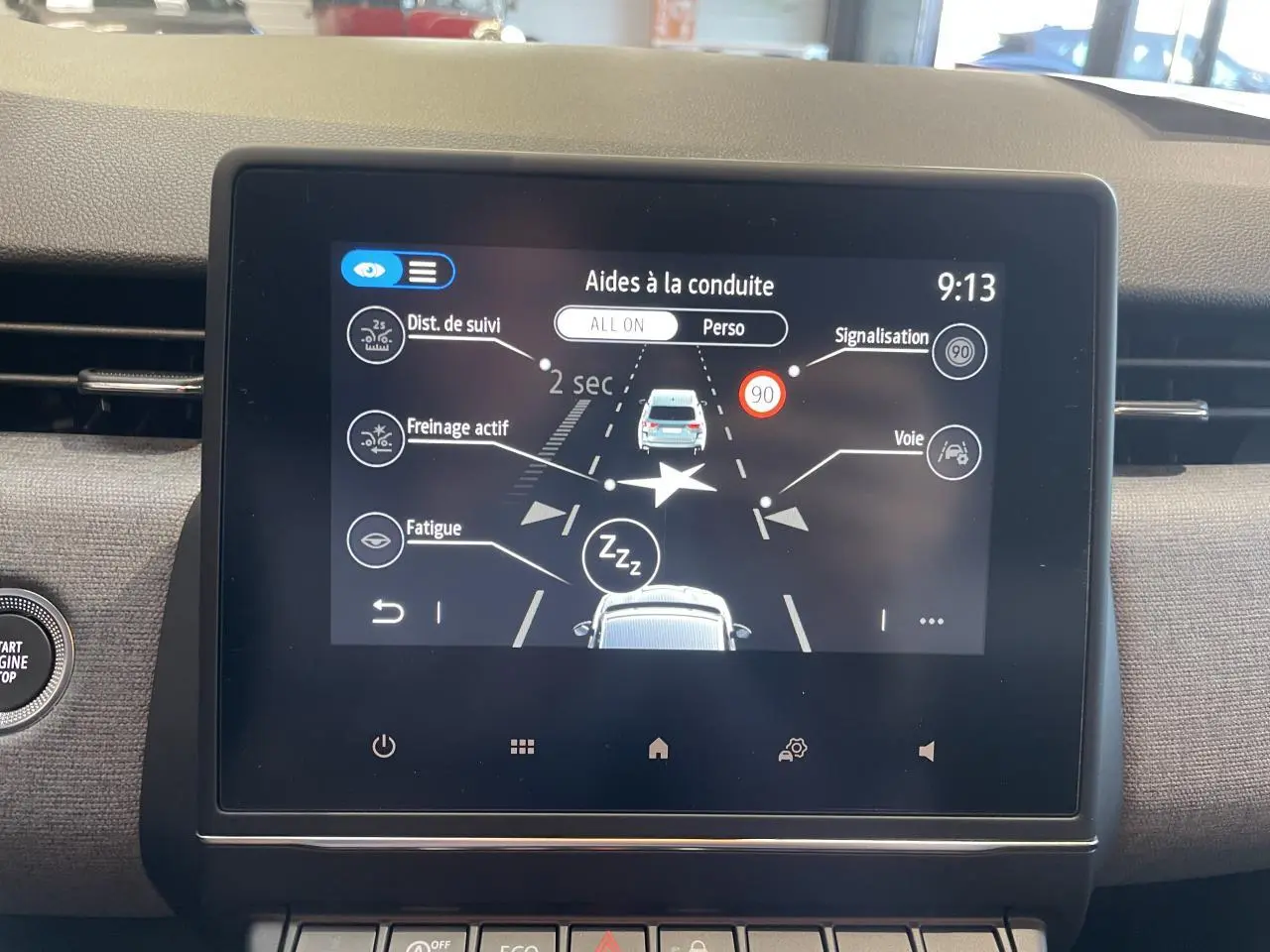 Écran tactile central de la Renault Clio 1.5 Blue dCi 2025 affichant les aides à la conduite, intérieur gris.