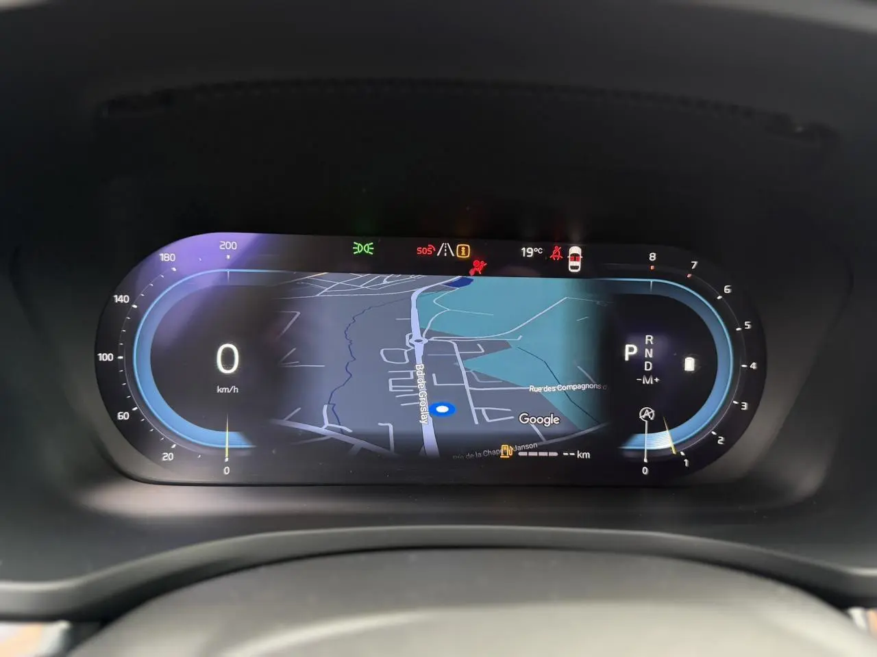 Affichage numérique du tableau de bord Volvo S60 2024 avec navigation GPS et indicateurs de vitesse et de rapport.