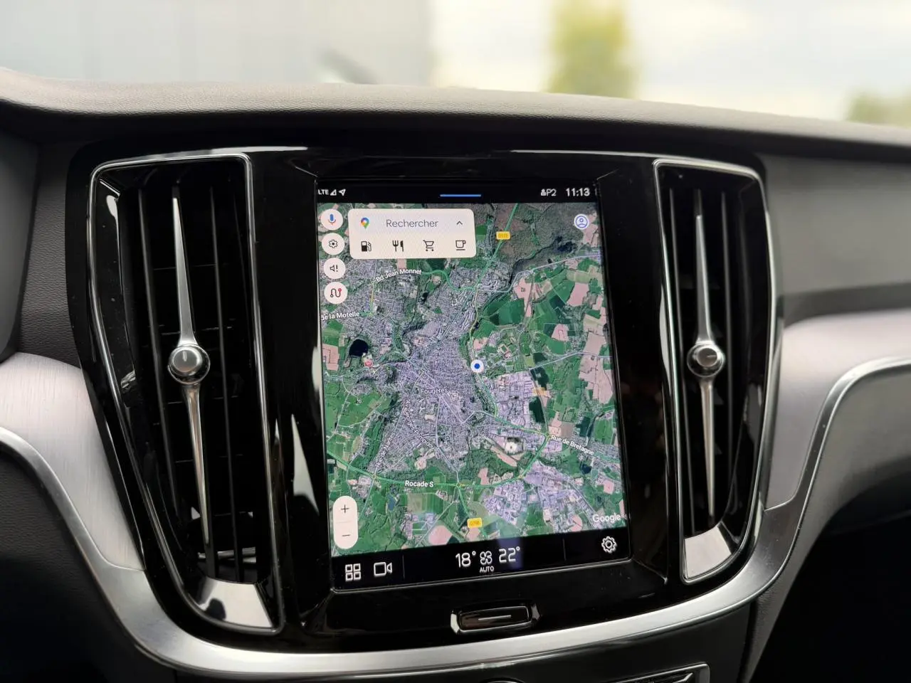 Écran tactile central affichant la navigation GPS dans l'habitacle du Volvo S60 B4 Gris Denim 2024.