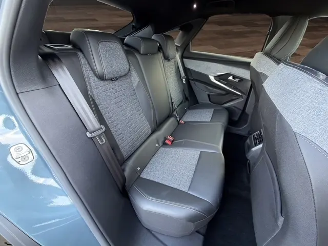Vue intérieure côté gauche des sièges arrière en tissu et cuir gris du Peugeot 3008 bleu 2026, avec ceinture de sécurité visible.