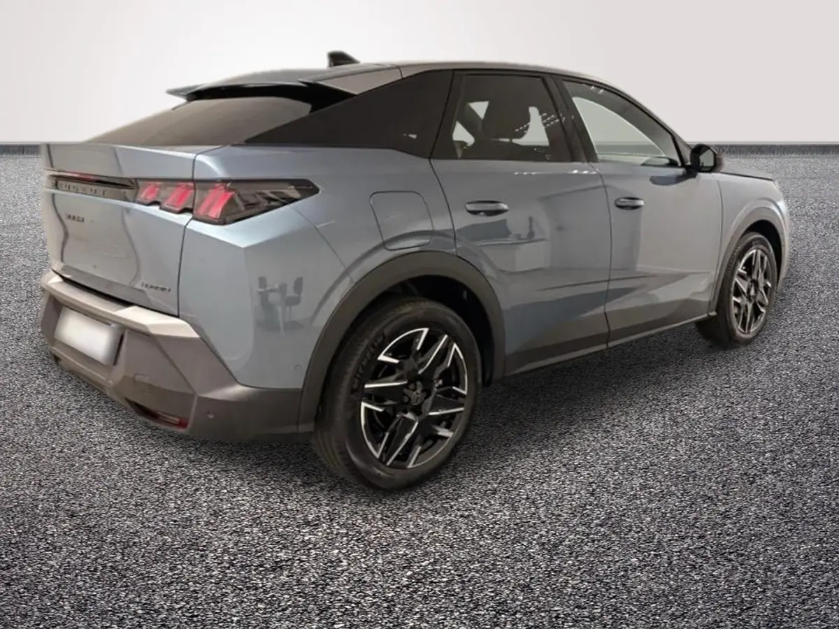 Peugeot 3008 bleu 3/4 arrière droit, jantes 19 pouces, toit noir panoramique, feux arrière LED distinctifs.