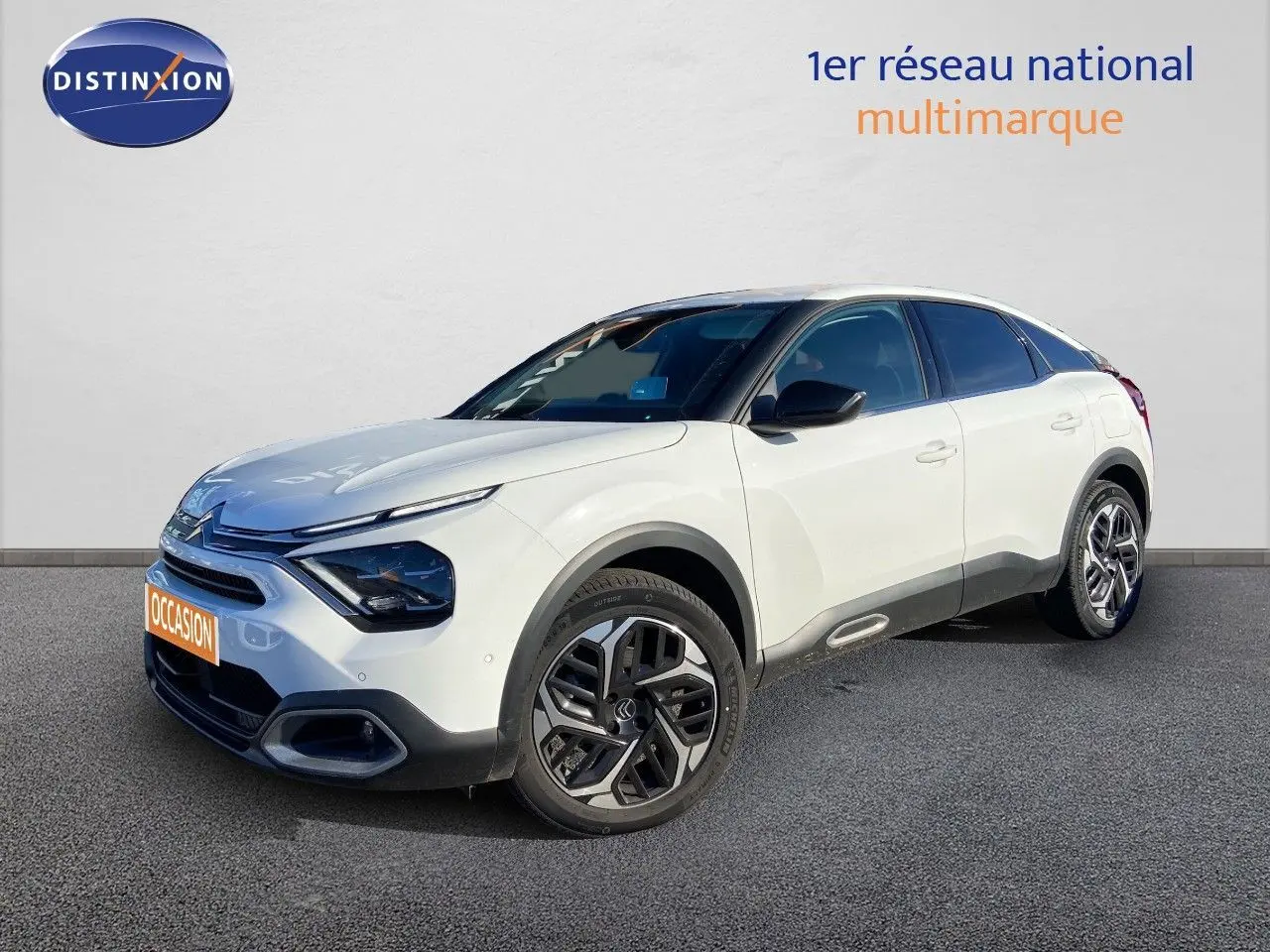 Vue 3/4 avant d'une Citroën C4 blanche 2022 avec jantes bi-ton et détails noirs contrastants.