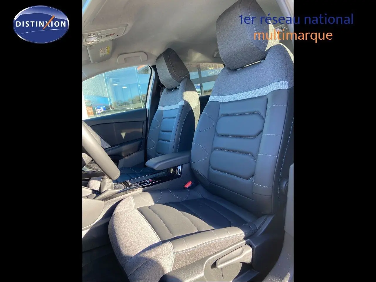 Vue intérieure sur les sièges avant en tissu bicolore gris et noir du Citroën C4 2022, côté conducteur et passager.