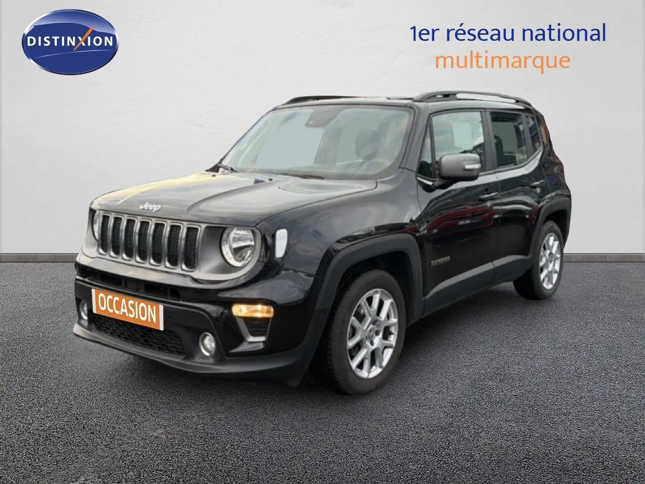 Jeep Renegade noir vu en 3/4 avant droit avec calandre distinctive et jantes argentées.