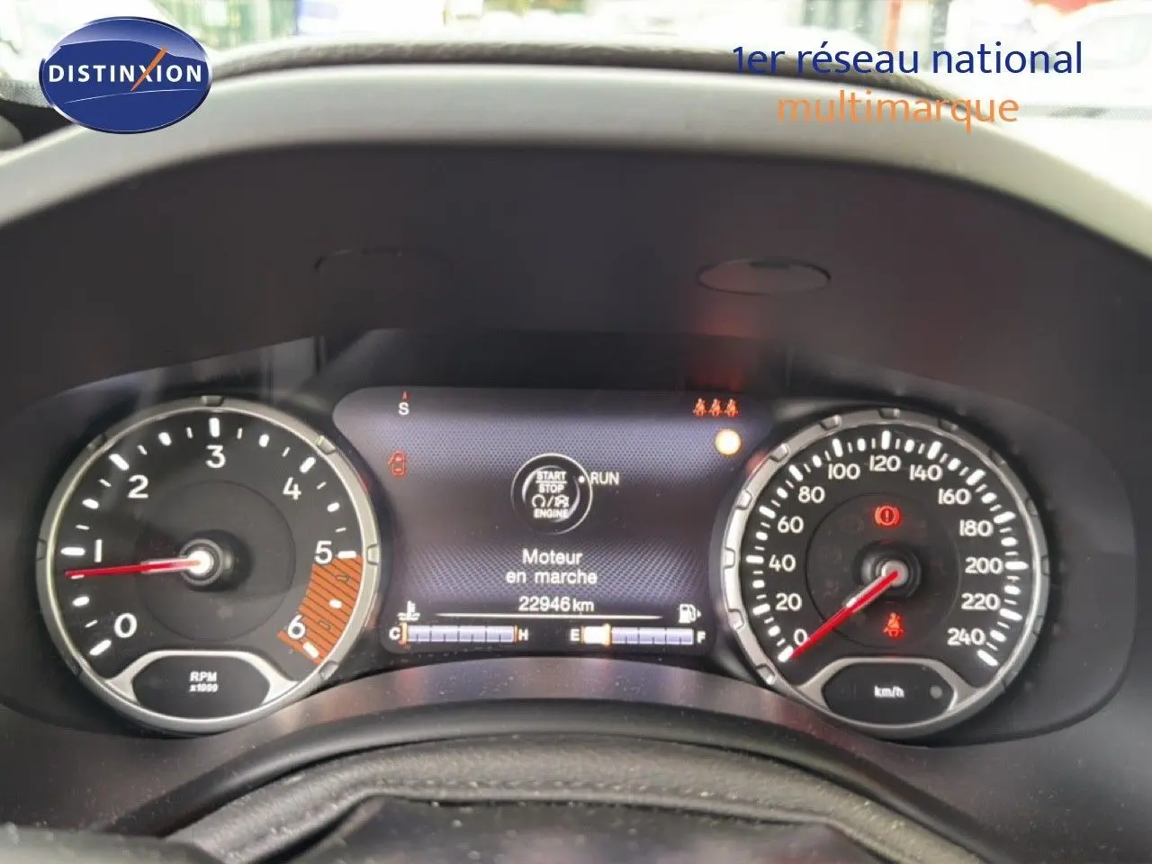 Tableau de bord du Jeep Renegade 1.6 MJT 130CH Limited 2022 affichant compte-tours, vitesse et écran digital.