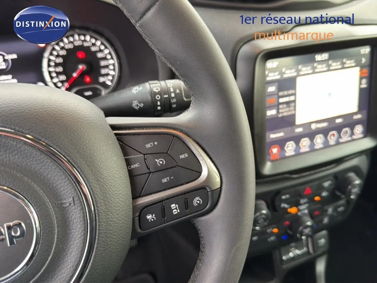 Gros plan sur le volant et le tableau de bord numérique d'un Jeep Renegade noir, version 1.6 MJT 130CH Limited.