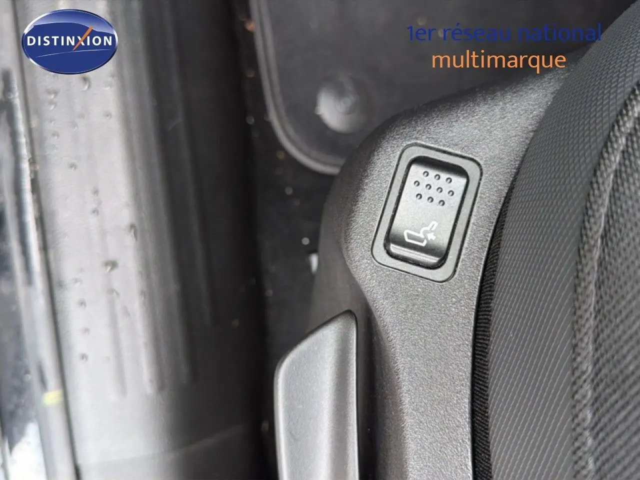 Gros plan sur le bouton de réglage de siège côté conducteur d'une Jeep Renegade noire 2022.