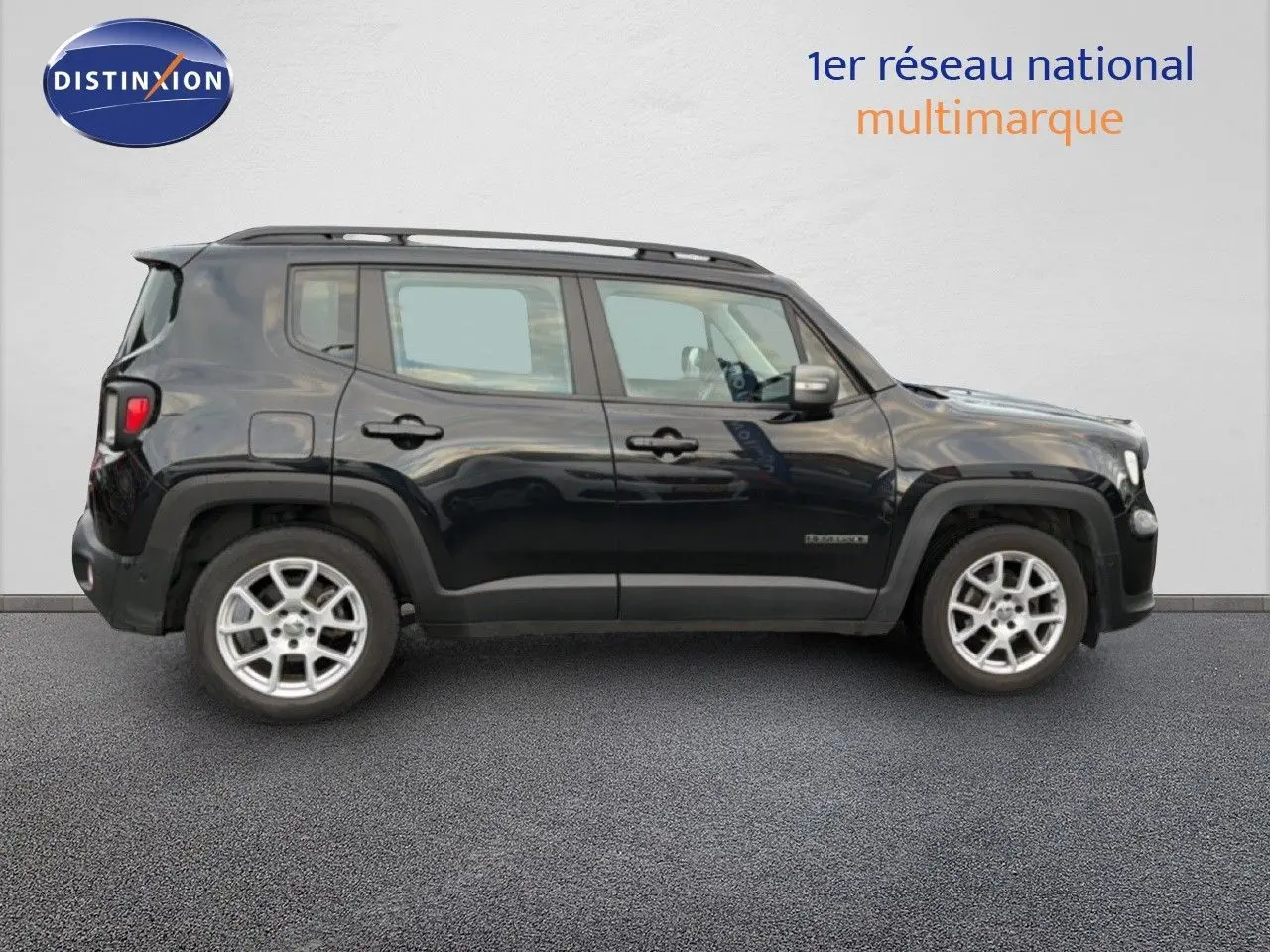 Profil droit d'un Jeep Renegade noir 2022 avec jantes alliage et toit ouvrant, sur fond neutre.