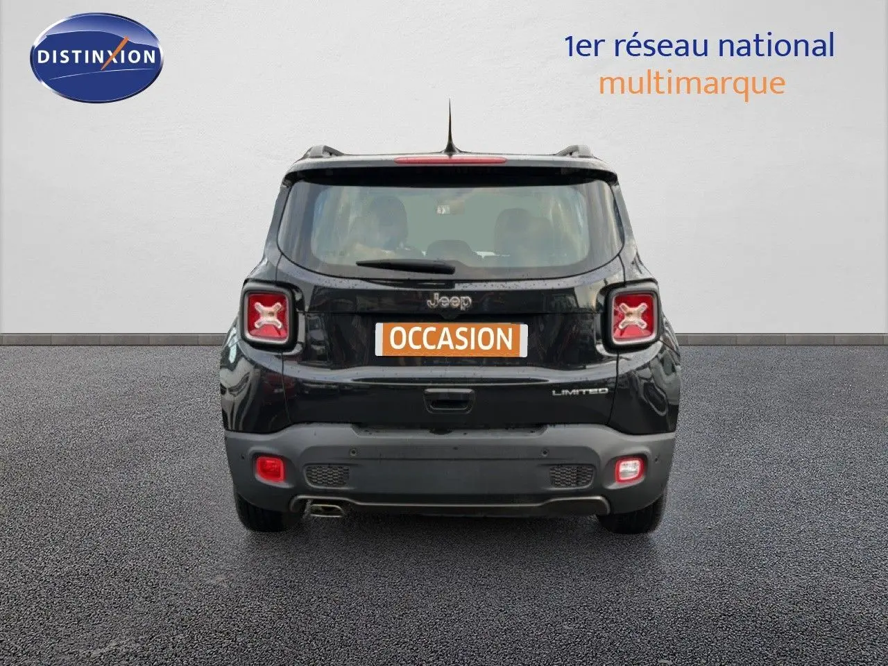 Vue arrière d'un Jeep Renegade noir 2022 version Limited avec feux arrière distinctifs en forme de X.