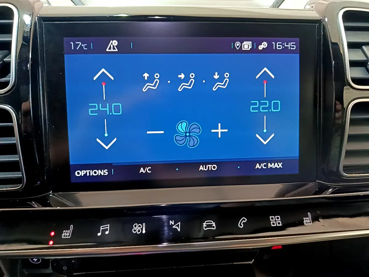 Écran tactile central de la climatisation du Citroën C5 Aircross Hybrid 225 ë-EAT8 Shine noir, vue rapprochée intérieure.