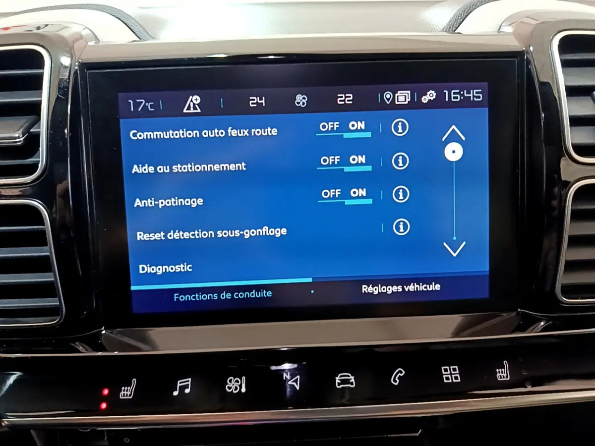 Écran tactile central du tableau de bord du Citroën C5 Aircross Hybrid 225 ë-EAT8 Shine affichant les réglages de conduite.