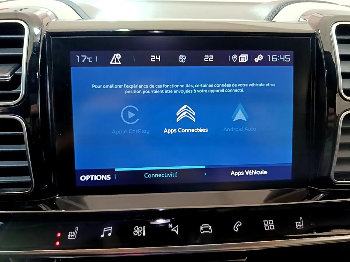 Écran tactile central affichant les options Apple CarPlay et Android Auto dans le tableau de bord du Citroën C5 Aircross Hybrid noir.