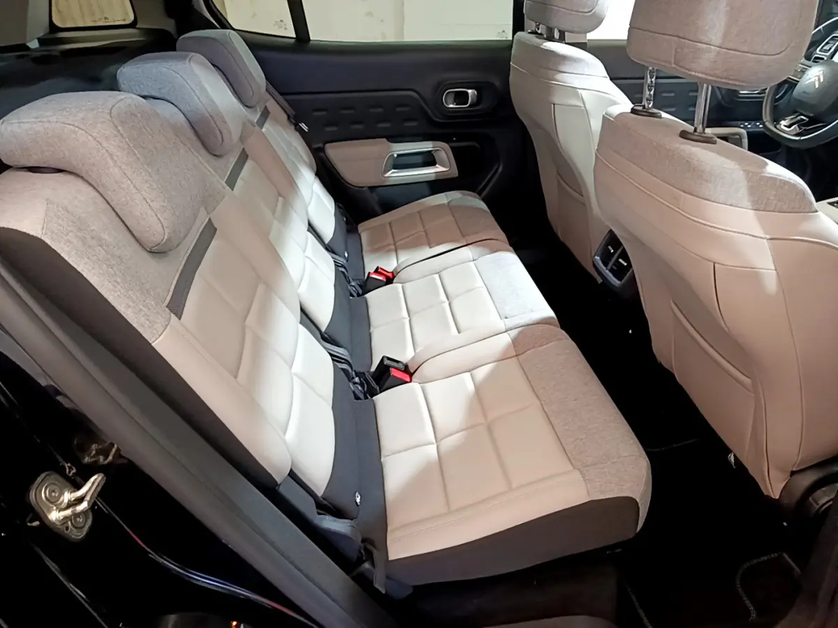 Vue intérieure arrière côté gauche des sièges bicolores gris clair et beige du Citroën C5 Aircross Hybrid 225 ë-EAT8 Shine 2021.