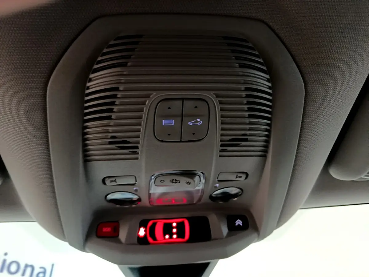 Vue en gros plan du plafonnier intérieur du Citroën C5 Aircross Hybrid 225 ë-EAT8 Shine avec commandes lumineuses et bouton SOS rouge.