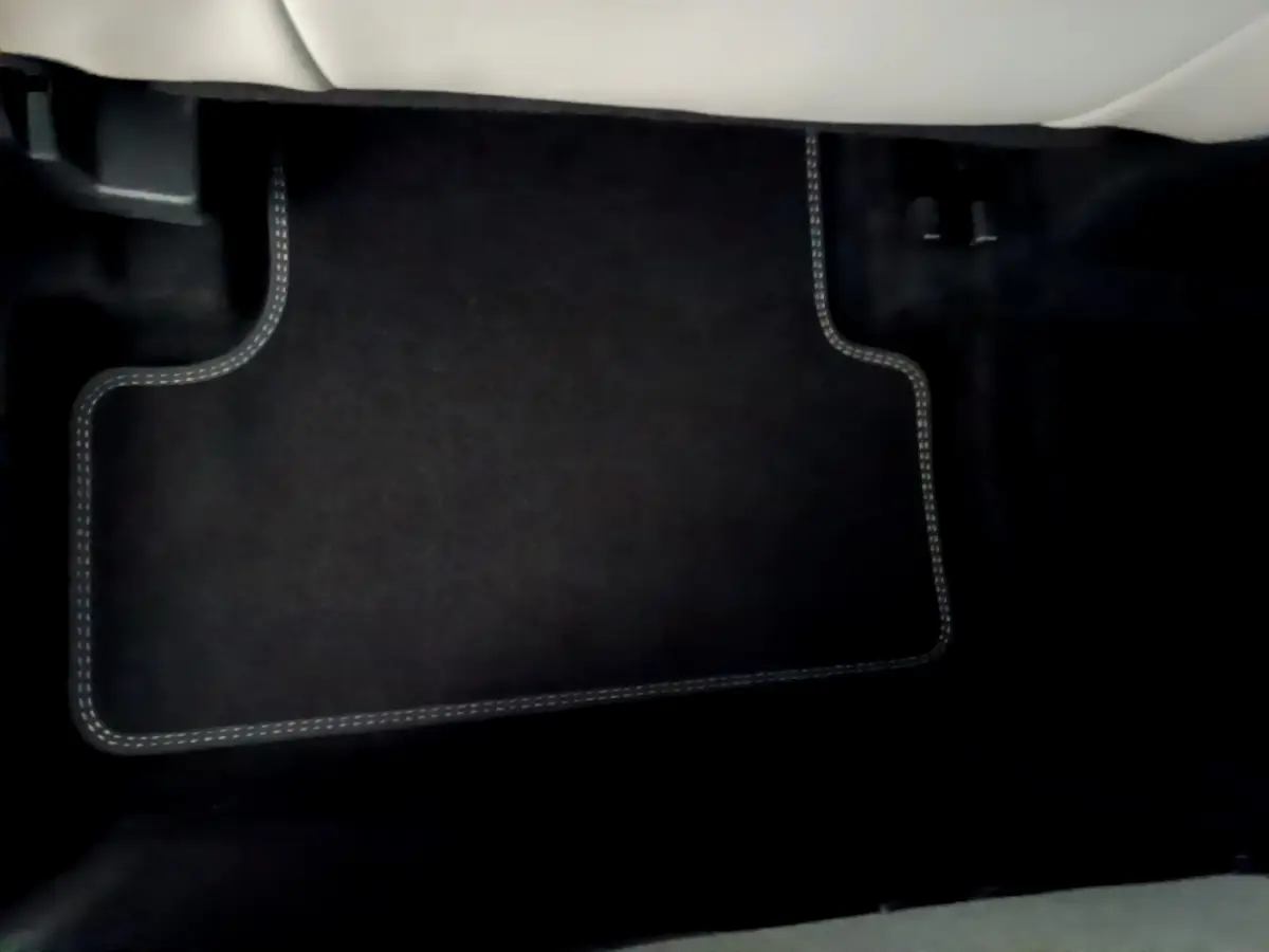 Tapis de sol noir avec surpiqûres blanches dans l'habitacle côté passager du Citroën C5 Aircross Hybrid 225 ë-EAT8 Shine 2021.