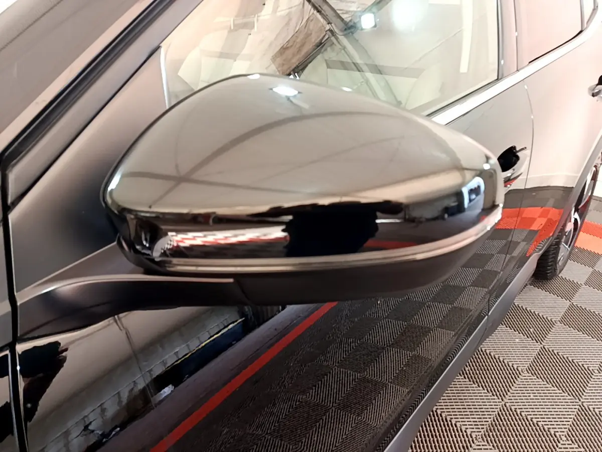 Rétroviseur gauche noir brillant du Citroën C5 Aircross Hybrid 225 ë-EAT8 Shine, vue rapprochée sur la portière.