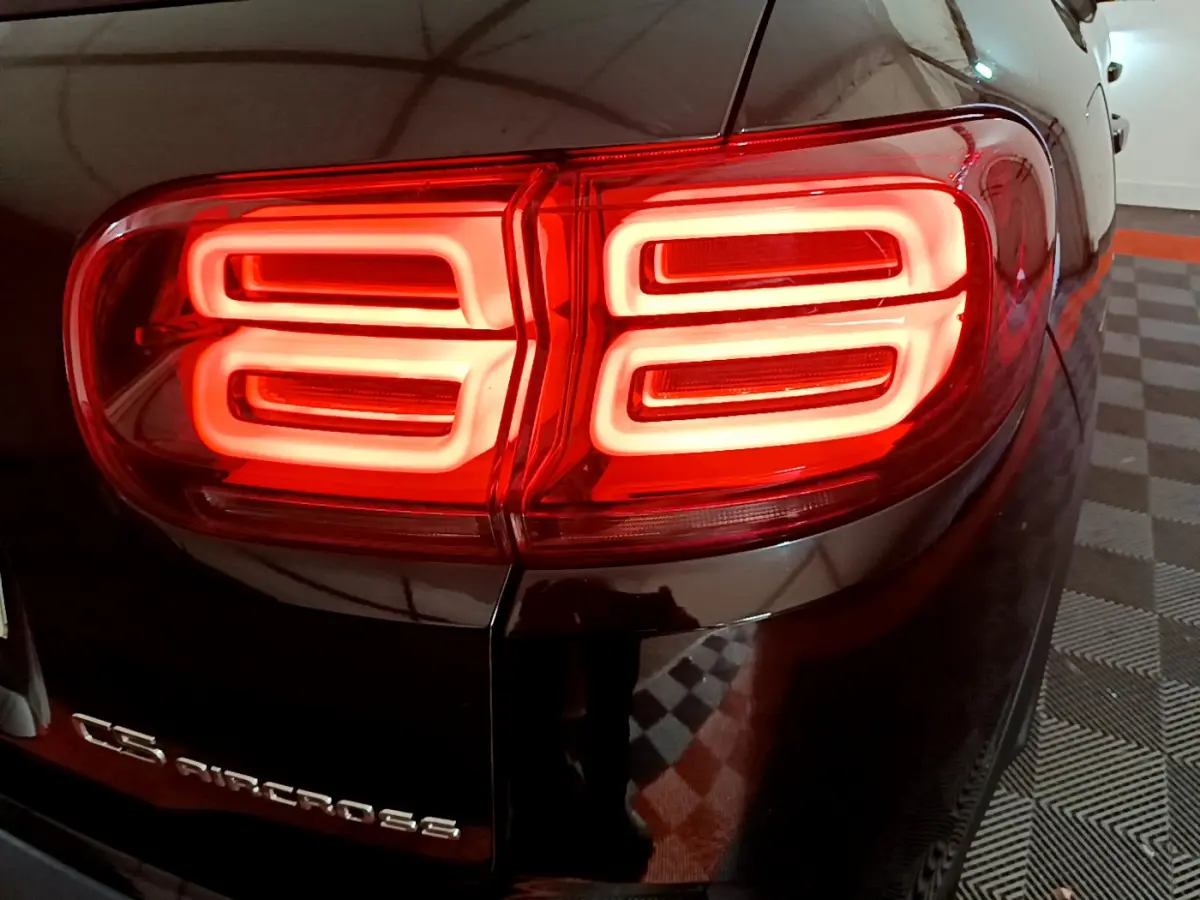 Feu arrière droit allumé du Citroën C5 Aircross noir, mettant en valeur son design lumineux distinctif.