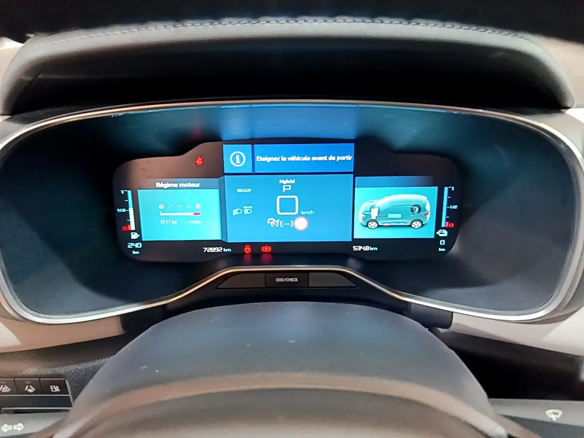 Tableau de bord numérique du Citroën C5 Aircross Hybrid 225 ë-EAT8 Shine, affichage multi-fonctions en bleu.
