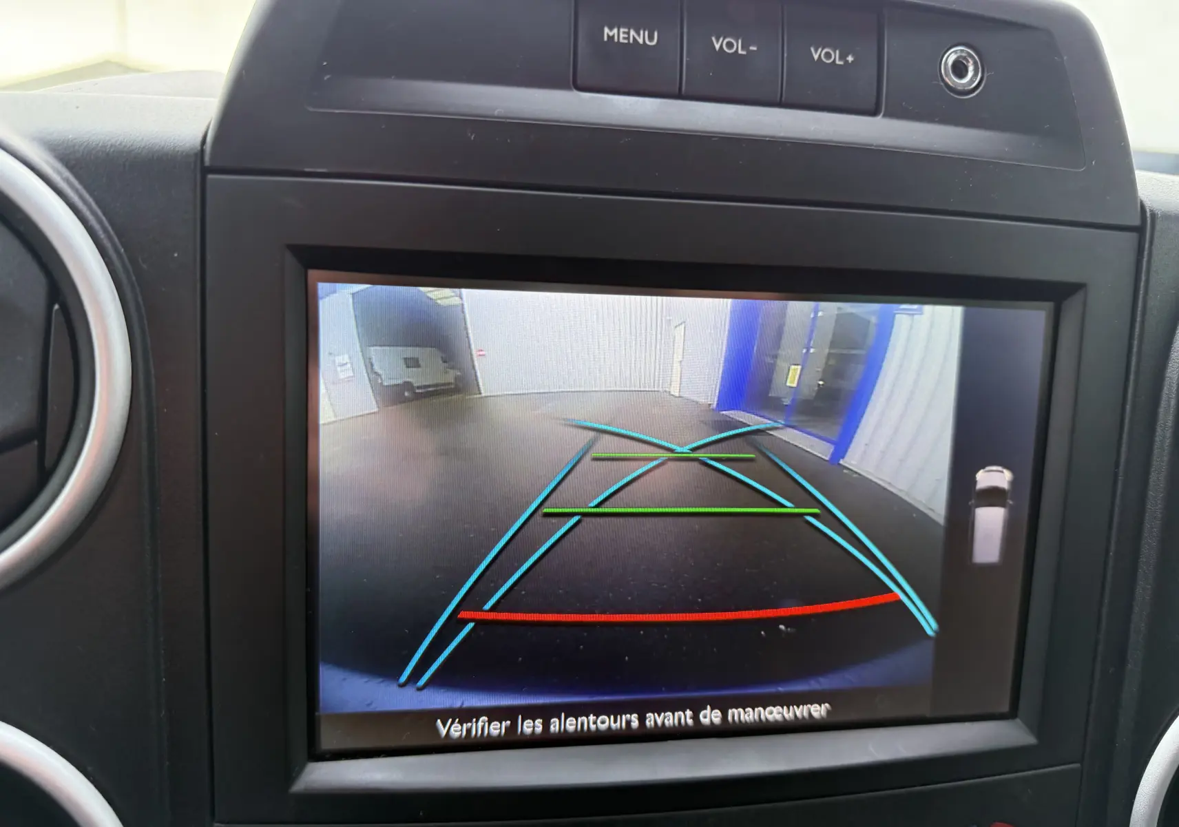 Écran de caméra de recul du Peugeot Partner Tepee gris, vue intérieure du tableau de bord avec guidage coloré.