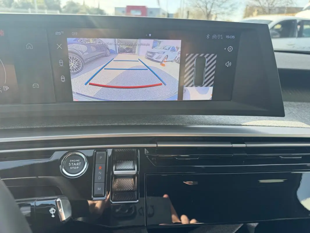 Vue intérieure du tableau de bord du Peugeot 3008 Hybrid 145 e-DCS6 Allure 2025, écran de caméra de recul allumé.