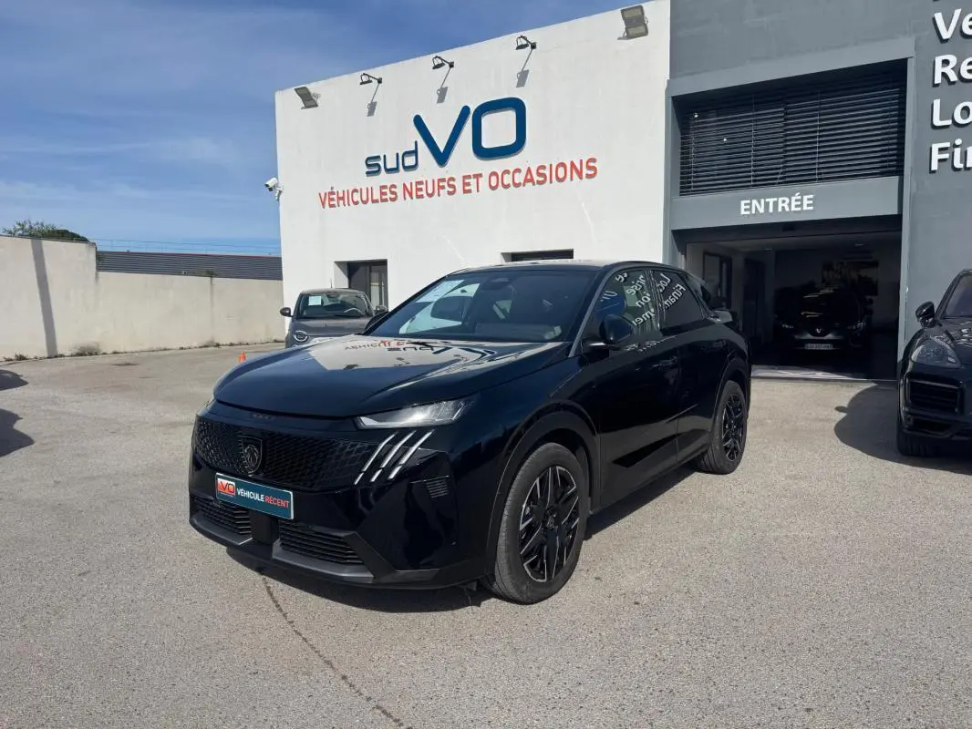 Peugeot 3008 Hybrid noir vue 3/4 avant droit, jantes alliage 19 pouces, devant concession sud VO.