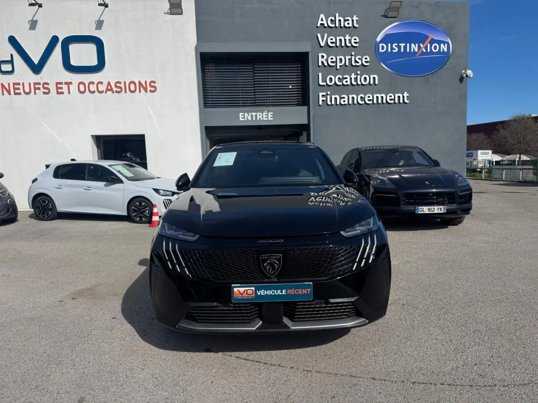 Vue avant d'un Peugeot 3008 Hybrid noir 2025 avec calandre distinctive et jantes alliage 19 pouces.