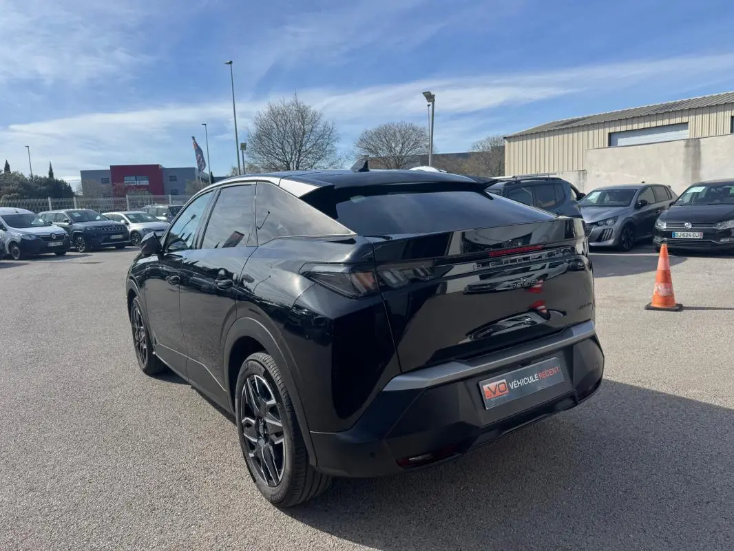 Vue 3/4 arrière droite d’un Peugeot 3008 Hybrid noir 2025 avec jantes alliage 19 pouces et vitres teintées.