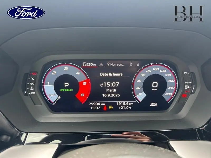 Tableau de bord numérique de l'Audi A3 Sportback 35 TDI noir, affichant vitesse, compte-tours et informations de conduite.