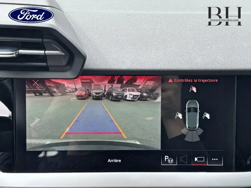 Écran de caméra de recul affichant l'aide au stationnement d'une Audi A3 Sportback noir Mythic, vue intérieure tableau de bord.