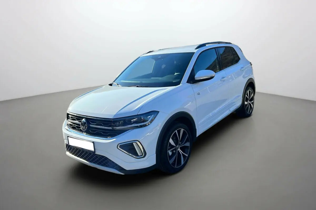 Volkswagen T-Cross TSI 116 DSG7 R-Line blanc pur en 3/4 avant droit avec jantes alu 18 pouces et barres de toit.