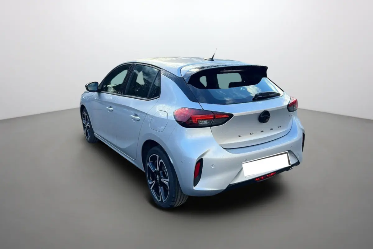 Vue 3/4 arrière gauche d'une Opel Corsa Hybrid 110 e-DCT6 gris kristall avec jantes alliage 17 pouces.