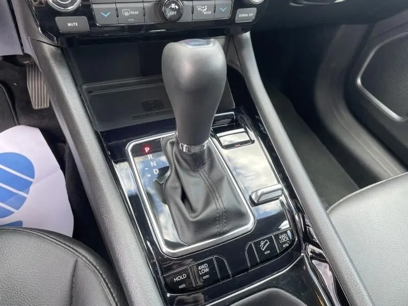 Le levier de vitesses automatique noir du Jeep Compass gris 2023, vue rapprochée de la console centrale avec commandes 4WD.