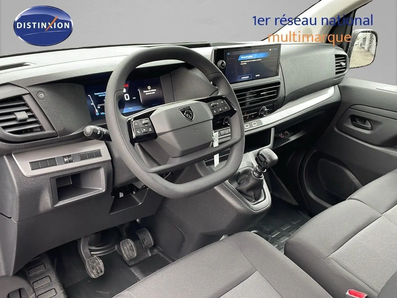 Vue intérieure du poste de conduite du Peugeot Expert Fourgon 2025, avec volant multifonction et écran tactile central.