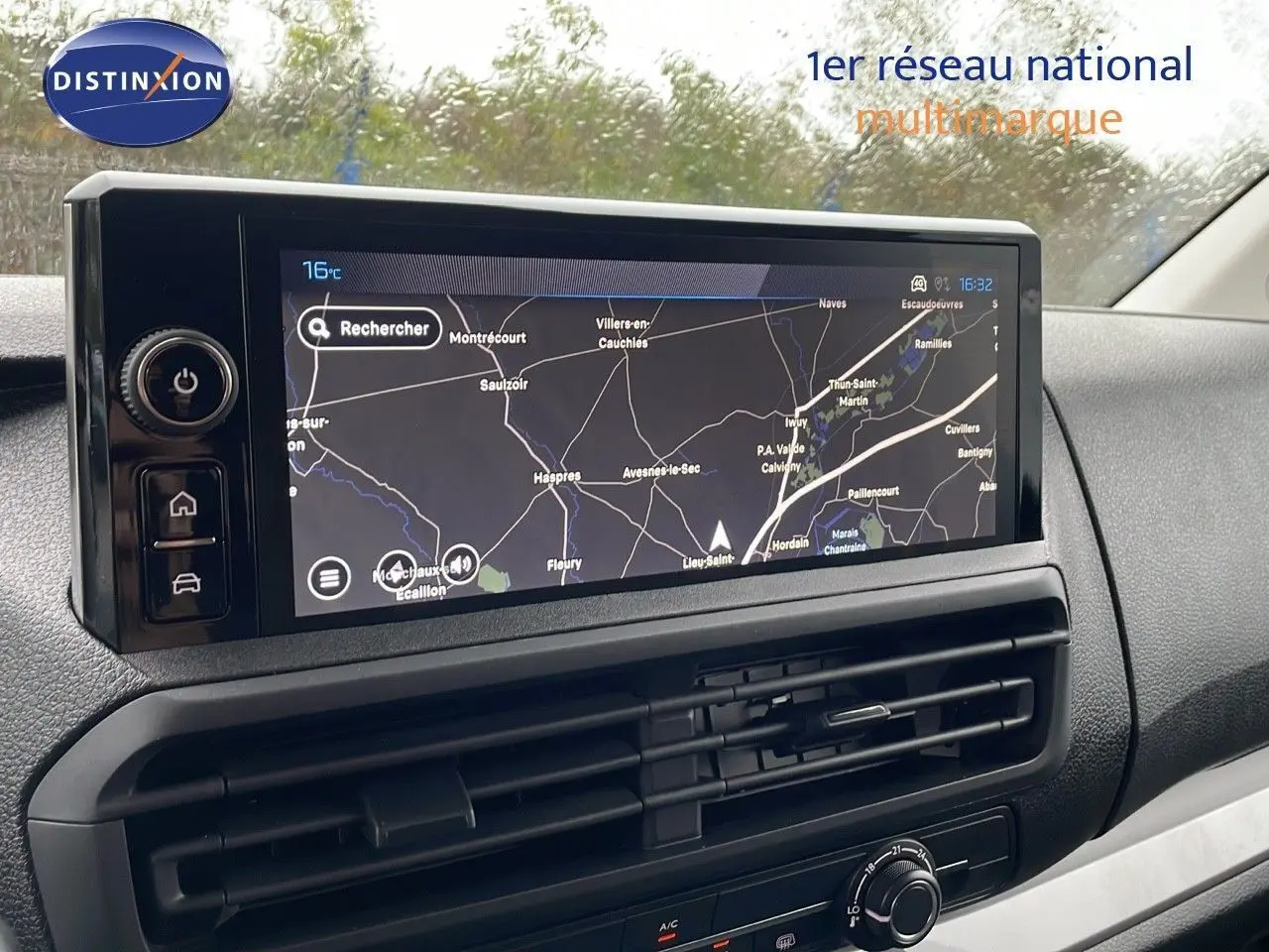 Vue intérieure du tableau de bord du Peugeot Expert Fourgon 2025 avec écran tactile affichant la navigation GPS.